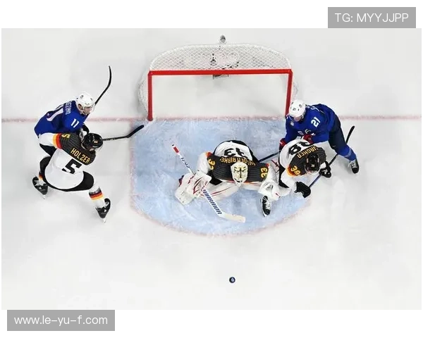 冰球门将反应速度大对比:谁能在瞬间做出关键扑救? 冰球门将反应速度大对比:谁能在瞬间做出关键扑救?