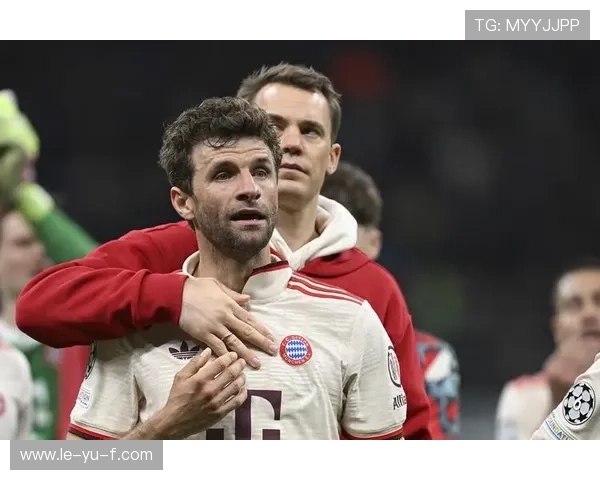 诺伊尔与队友配合默契，展现无懈可击的防守